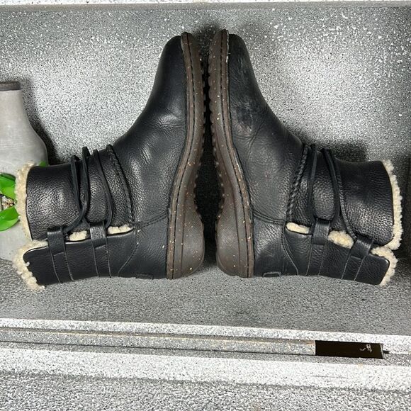 UGG® Women's Caspia Boots Leather Sheepskin Lined Winter Shoes Size 6 - Picture 9 of 12